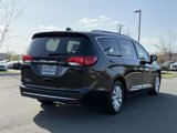 Used 2018 Chrysler Pacifica Touring-L image 2
