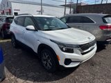 Used 2021 Kia Seltos EX image 2