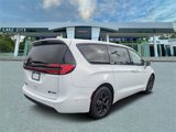Used 2022 Chrysler Pacifica Touring-L w/ Uconnect Theater Family Group image 3
