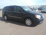 Used 2016 Chrysler Town & Country Touring image 4