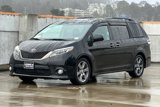 Used 2017 Toyota Sienna SE image 3