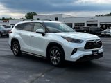Used 2022 Toyota Highlander XLE image 2