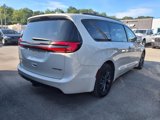 Used 2021 Chrysler Pacifica Limited image 3