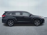 Used 2017 Toyota Highlander LE image 2