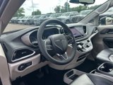 Used 2023 Chrysler Pacifica Touring-L image 6