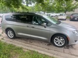 Used 2017 Chrysler Pacifica Touring-L w/ Tire & Wheel Group image 4