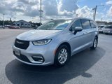 Used 2023 Chrysler Pacifica Touring image 3
