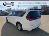 Used 2023 Chrysler Pacifica Touring-L image 4