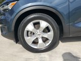 Used 2022 Volvo XC40 T4 Momentum image 3