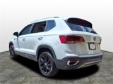Used 2022 Volkswagen Taos SE w/ Panoramic Sunroof Package image 3