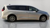 Used 2023 Chrysler Pacifica Touring-L image 2