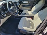 Used 2021 Volvo XC40 T4 Momentum image 5