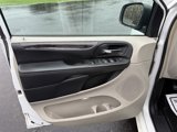 Used 2016 Chrysler Town & Country Touring-L image 6
