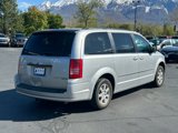 Used 2010 Chrysler Town & Country Touring image 4
