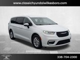 Used 2023 Chrysler Pacifica Touring-L image 3