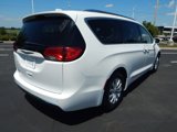 Used 2019 Chrysler Pacifica Touring-L image 3