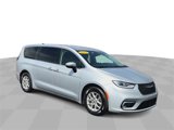 Used 2023 Chrysler Pacifica Touring-L image 2