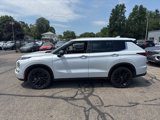 Used 2023 Mitsubishi Outlander SE image 2