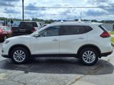 Used 2017 Nissan Rogue SV image 3