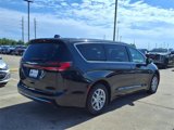 Used 2023 Chrysler Pacifica Touring-L image 2