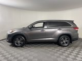Used 2018 Toyota Highlander LE image 2