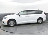Used 2023 Chrysler Pacifica Touring-L image 5