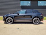 Certified 2021 Porsche Macan image 2