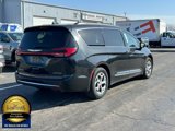 Used 2023 Chrysler Pacifica Limited image 3