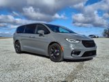 Used 2022 Chrysler Pacifica Limited w/ Uconnect Theater Family Group image 2