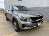 Used 2022 Kia Seltos EX image 2