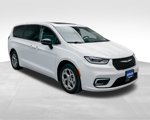 Used 2024 Chrysler Pacifica Limited image 3
