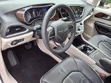 Used 2023 Chrysler Pacifica Limited image 3