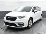 Used 2023 Chrysler Pacifica Touring-L image 6
