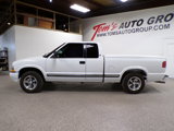 Used 2001 Chevrolet S10 Pickup LS w/ Preferred Equipment Group image 2