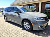 Used 2023 Chrysler Pacifica Touring-L image 2