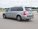 Used 2016 Chrysler Town & Country Touring-L image 3