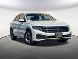 Used 2023 Volkswagen Jetta SE image 2