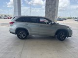 Used 2017 Toyota Highlander LE image 2