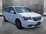 Used 2016 Chrysler Town & Country S image 3