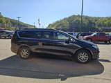 Used 2022 Chrysler Pacifica Touring image 4