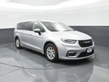 Used 2023 Chrysler Pacifica Touring-L image 2