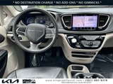 Used 2022 Chrysler Pacifica Touring-L w/ Uconnect Theater Family Group image 2