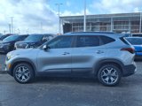 Used 2021 Kia Seltos EX image 3