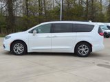 Used 2022 Chrysler Pacifica Limited image 3