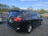 Used 2018 Chrysler Pacifica Touring-L image 6