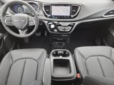 New 2025 Chrysler Pacifica Select image 2