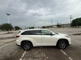 Used 2017 Toyota Highlander XLE image 4