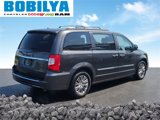 Used 2016 Chrysler Town & Country Touring-L image 3