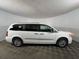 Used 2016 Chrysler Town & Country Touring-L image 4