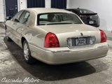 Used 2011 Lincoln Town Car Signature Limited image 5